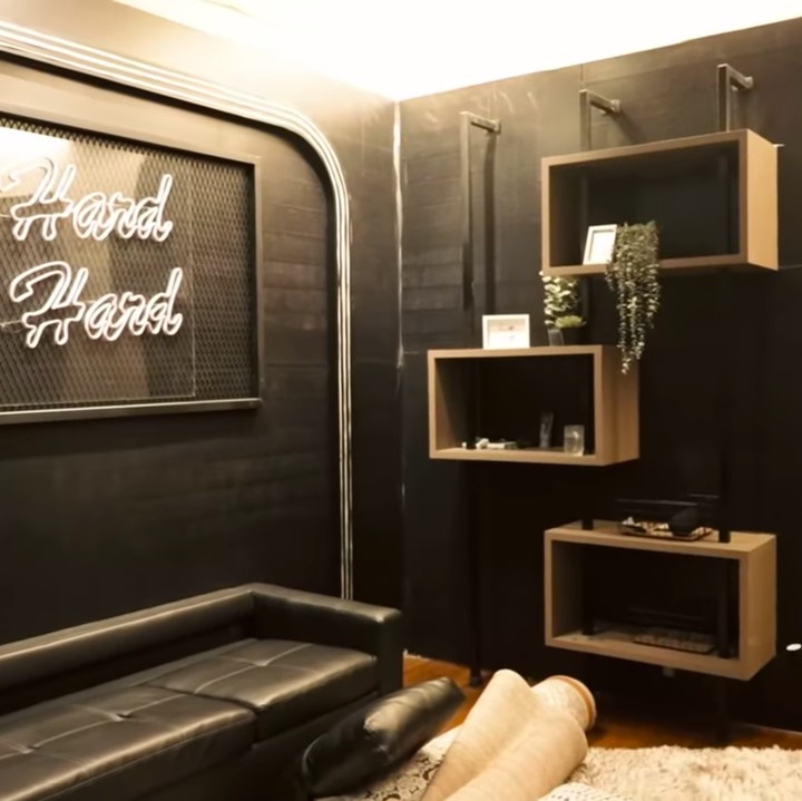<p>Ruangan selanjutnya adalah ruangan bekas studio podcast milik Atta, Bunda. Ruangan ini cukup besar sehingga kamar Baby A bisa diisi dengan banyak barang. (Foto: YouTube: AH)</p>