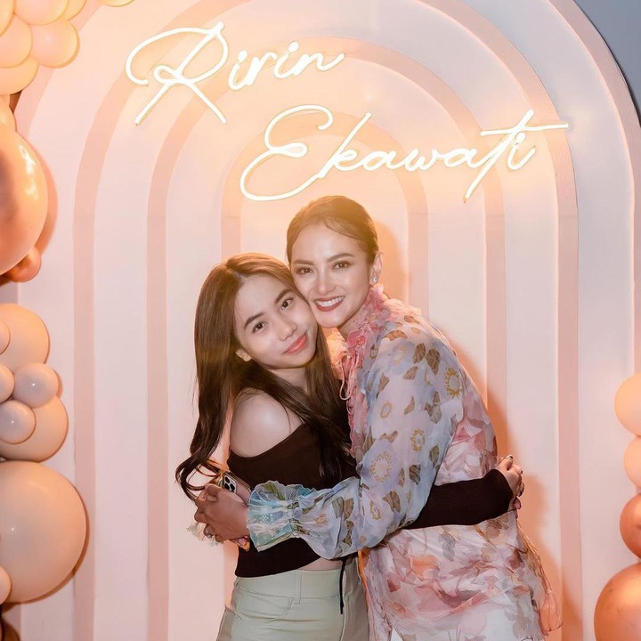 <p>Kini, Jasmine sudah beranjak dewasa, Bunda. Ia dan sang Bunda jadi terlihat seperti adik kakak, ya? (Foto: Instagram: @ririnekawati)</p>