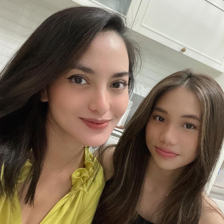 <p>Dari pernikahannya bersama Edwin Abeng, Ririn Ekawati dikaruniai satu orang anak perempuan bernama Jasmine Salsabila Abeng, Bunda. Jasmine lahir pada 26 Desember 2003. (Foto: Instagram: @ririnekawati)</p>