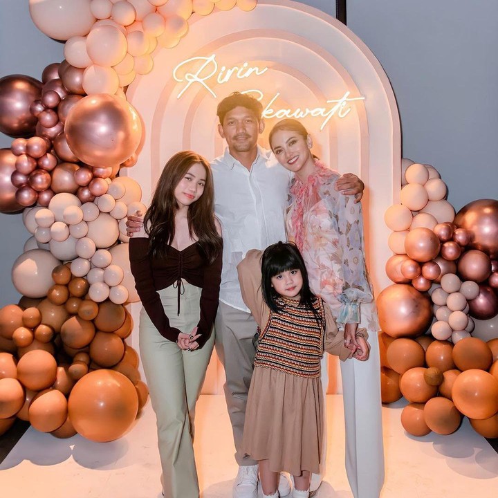 <p>Ririn kemudian menikah dengan mendiang Ferry Wijaya pada 2015, Bunda. Ririn pun memberikan Jasmine seorang adik bernama Abigail Cattleya Putri. (Foto: Instagram: @ririnekawati)</p>