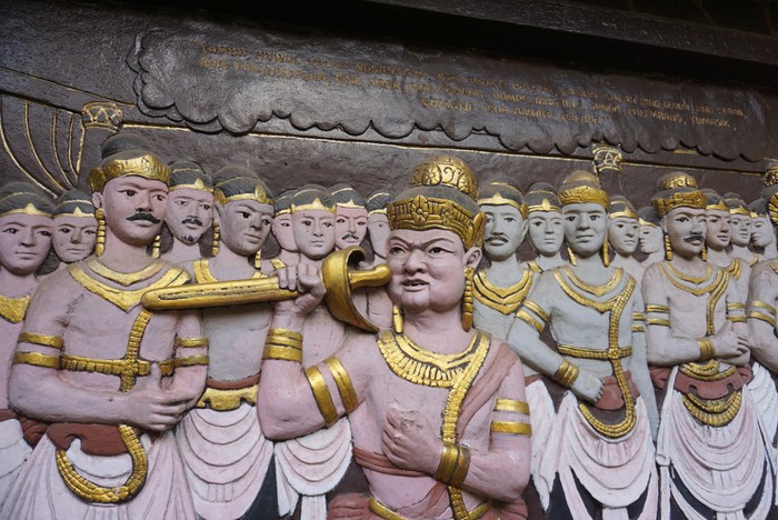 Relief di Pendapa Agung Trowulan yang menceritakan momen Gajah Mada mengikrarkan Sumlah Palapa di hadapan Ratu Tribhuwana Tunggadewi dan para menteri Majapahit tahun 1331 masehi. Saat itu, Gajah Mada baru diangkat menjadi Mahapatih Majapahit