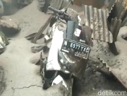 Banyak Atap Rumah Ambruk Terguyur Abu Vulkanik Semeru