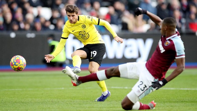 Chelsea dipaksa menyerah 2-3 oleh West Ham United pada pekan ke-15 Liga Inggris di Stadion London, Sabtu (4/12).