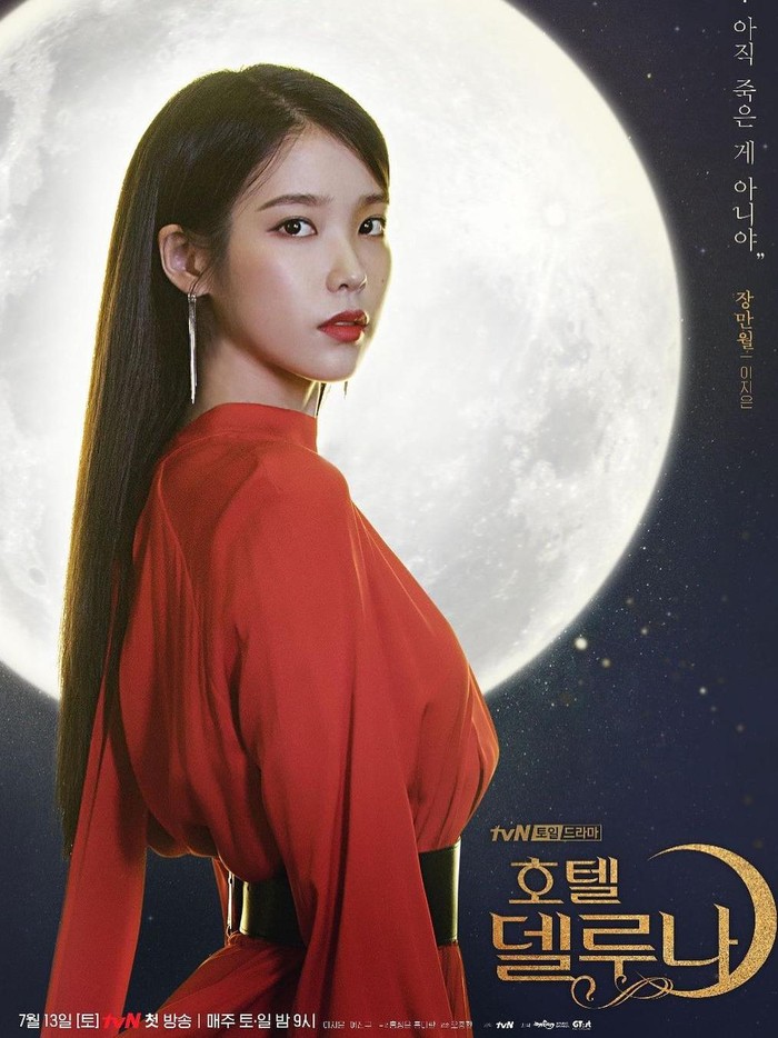 Tak hanya populer sebagai penyanyi, perempuan bersuara merdu ini juga membintangi beberapa drama, salah satunya yaitu Hotel De Luna. Peran IU dalam drama ini pun sukses membuat namanya kian dikenal./ Foto: Instagram.com/dlwlrma