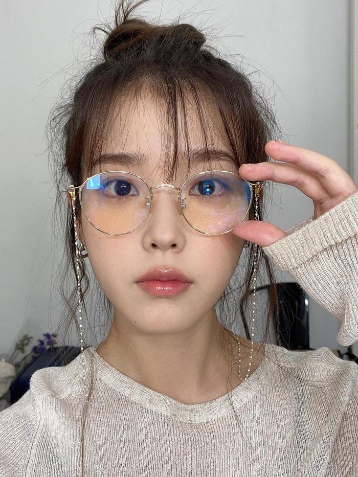 Di hari-hari senggang ketika IU tak ada jadwal apapun, ia kerap kali tampil sederhana dengan gaya yang natural. Ketika ia tampil dengan kacamata dan poni seperti ini, membuatnya terlihat bak remaja berusia 20 tahun!/ Foto: Instagram.com/dlwlrma