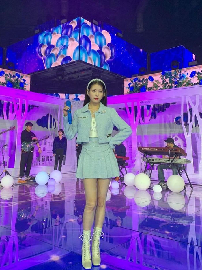 Perempuan kelahiran tahun 1993 ini selalu tampil fresh nan cantik. Pesonanya pun nggak kalah dengan idol K-Pop generasi ke-tiga dan ke-empat lainnya. Memiliki kecantikan yang natural serta gaya yang manis, banyak yang menjadikan IU sebagai sosok role model, lho/ Foto: Instagram.com/dlwlrma