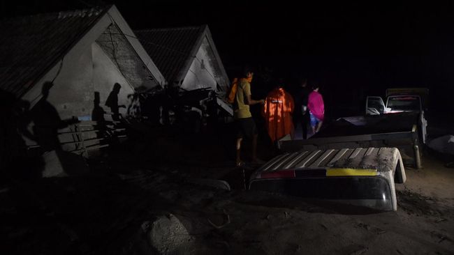 Kawasan Semeru sempat diguyur hujan Selasa malam. Sejumlah warga memilih mengungsi.