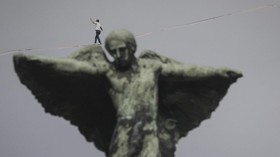 FOTO: Seberangi Puncak Rio De Janeiro dengan Seutas Tali