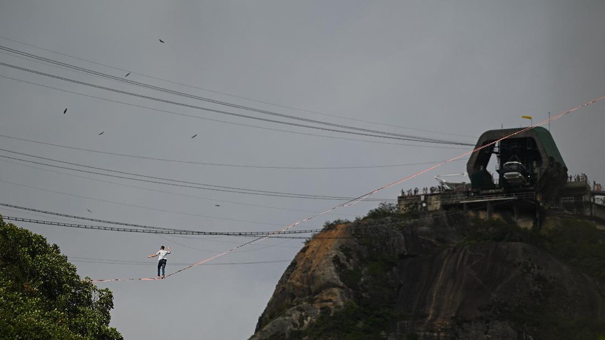 FOTO: Seberangi Puncak Rio De Janeiro dengan Seutas Tali