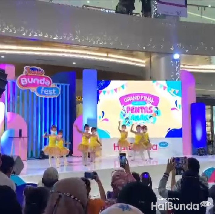 <p>Penampil lainnya adalah anak-anak yang menari tarian balet dengan gaun indah berwarna kuning. Mereka begitu kompak dan ekspresif. (Foto: Tim HaiBunda)</p>