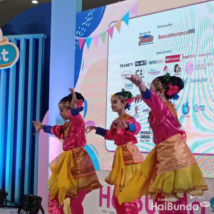 <p>Penampilan tarian daerah yang dibawakan anak-anak berhasil memukau penonton dan pengunjung yang hadir selama tiga hari Junio BundaFest berlangsung. (Foto: Tim HaiBunda)</p>