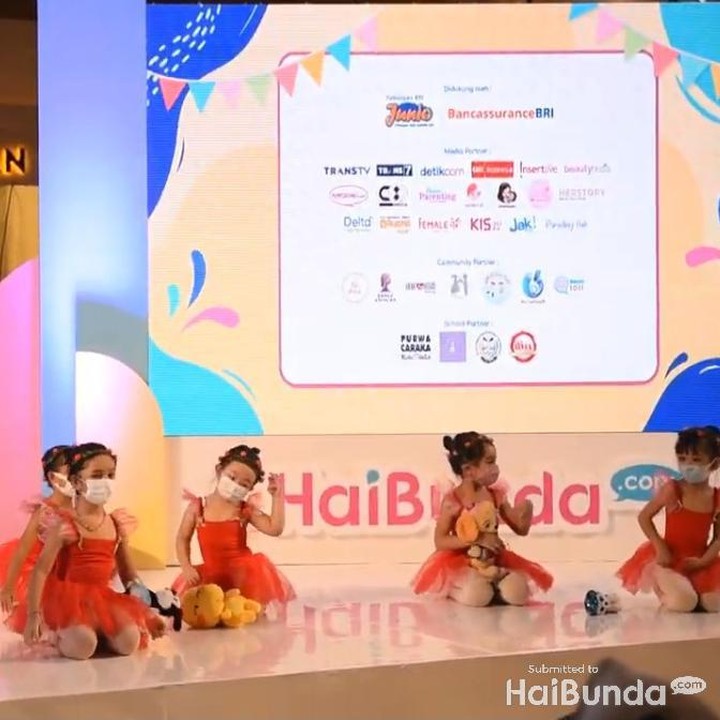 <p>Tarian yang tampil di Junio BundaFest juga ditunjukkan oleh anak-anak yang masih kecil. Ekspresi mereka menggemaskan banget ya, Bunda. (Foto: Tim HaiBunda)</p>
