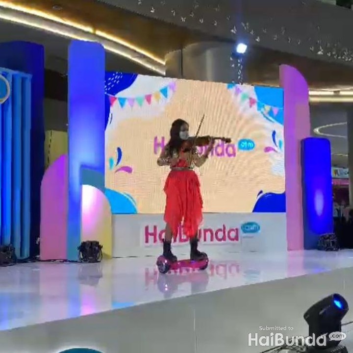 <p>Selain tarian, bakat lain yang ditampilkan adalah permainan biola yang dipersembahkan seorang anak perempuan dari Purwacaraka Music Studio. Ia memainkan biola sambil naik hoverboard. Keren banget ya, Bunda. (Foto: Tim HaiBunda)</p>