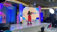 <p>Selain tarian, bakat lain yang ditampilkan adalah permainan biola yang dipersembahkan seorang anak perempuan dari Purwacaraka Music Studio. Ia memainkan biola sambil naik hoverboard. Keren banget ya, Bunda. (Foto: Tim HaiBunda)</p>