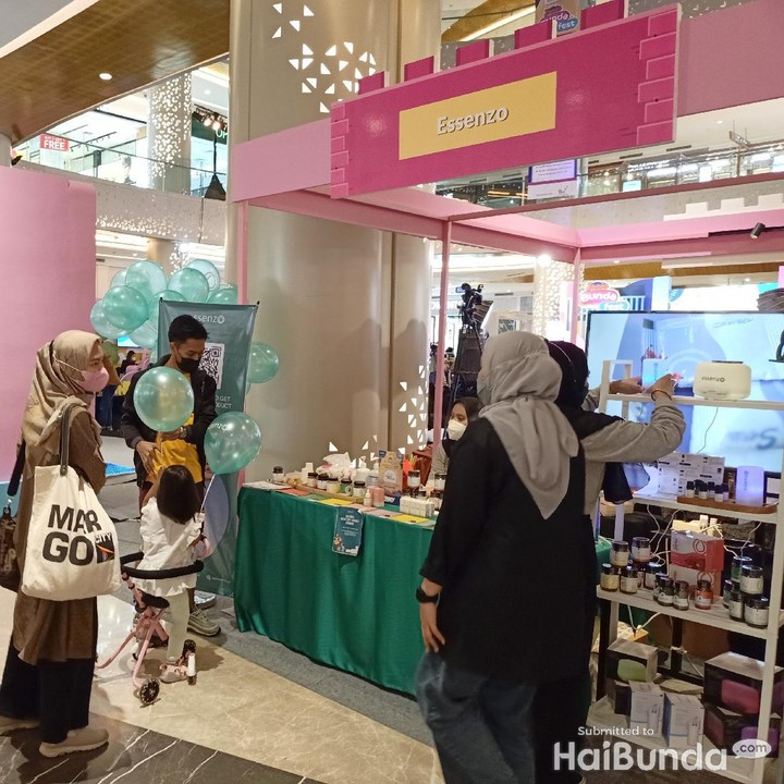 <p>Suasana Junio BundaFest semakin meriah karena Bunda dan keluarga bisa langsung datang ke <em>booth</em> yang menjual berbagai produk. Seru banget kan?</p>