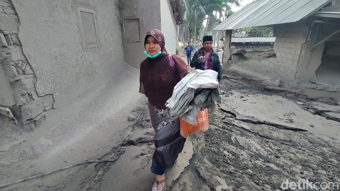 Sejumlah warga berdatangan ke lokasi terdampak erupsi Gunung Semeru. Mereka datang ke sana untuk mencari kerabat maupun menyelamatkan barang berharga.