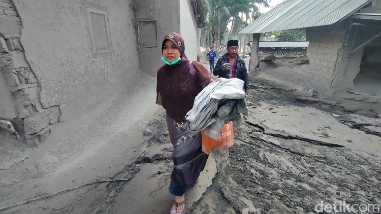 Sejumlah warga berdatangan ke lokasi terdampak erupsi Gunung Semeru. Mereka datang ke sana untuk mencari kerabat maupun menyelamatkan barang berharga.