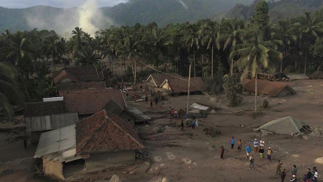Kemenkominfo menyebut jaringan telemunikasi Telkomsel, Indosat, XL serta jaringan internet Telkom, Biznet terputus akibat erupsi Gunung Semeru.