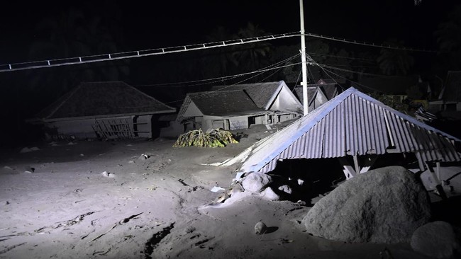 Sebanyak dua kecamatan di Kabupaten Lumajang, Jawa Timur diterpa awan panas akibat erupsi Gunung Semeru, Sabtu (4/12).
