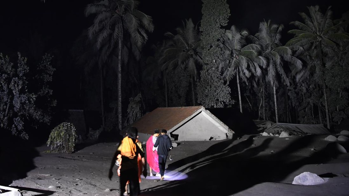 FOTO: 8 Kecamatan Tersapu Abu Vulkanik Akibat Erupsi Semeru
