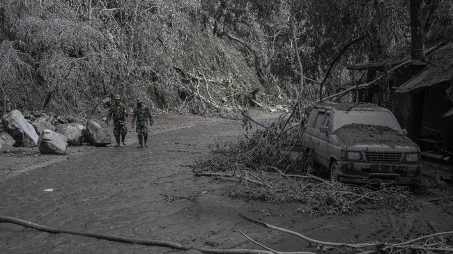 Laporan Tim SAR menyebut bahwa cuaca hujan di lapangan jadi kendala evakuasi korban luapan erupsi Semeru.