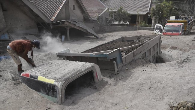 Masyarakat yang tinggal di daerah sekitar Gunung Semeru yang baru erupsi, hujan abu vulkanis menyebabkan rumah hingga kendaraan terselimuti debu abu tebal.