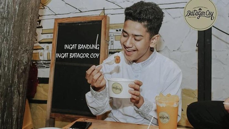 Galeri Syakir Daulay Doyan Kulineran, Ini Keseruan Syakir Daulay Saat Makan Jagung Bakar dan Sate