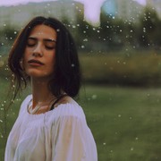 Bikin Dunia Lebih Adem, Ini 5 Kelebihan Perempuan Pendiam yang Jarang Diketahui