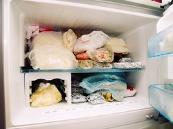 Freezer Penuh & Berbunga Es? Begini Cara Bersihkannya Tanpa Ribet!