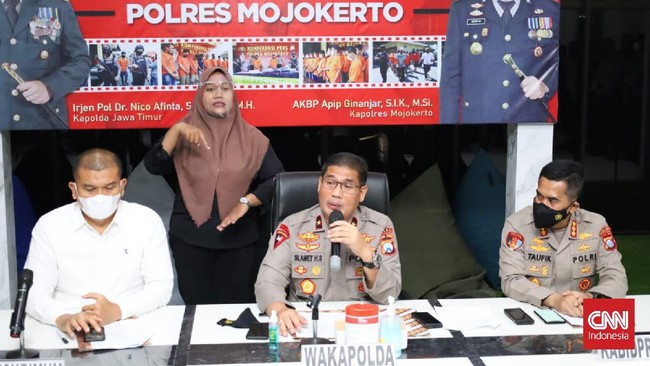Anggota Polres Pasuruan Kabupaten, Bripda Randy Bagus yang merupakan kekasih korban bunuh diri di Mojokerto, Novia Widyasari, diduga paksa korban aborsi dua kali.