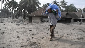 Warga Terdampak Semeru Datangi Kampung Cek Keluarga dan Amankan Harta
