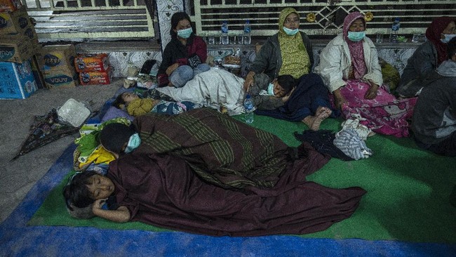 Tempat pengungsian korban erupsi Gunung Semeru dijadikan lokasi syuting sinetron sejak hari ini. Relawan dan pengungsi geram.