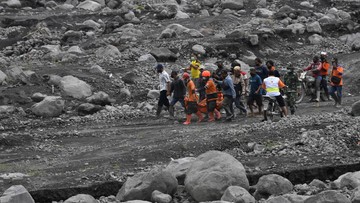 BNPB mencatat total korban meninggal akibat erupsi Gunung Semeru menjadi 51 orang, sementara 10.395 jiwa mengungsi.