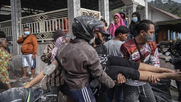 Titik pengungsian erupsi Semeru masih terpusat di tiga kecamatan Lumajang Jawa Timur, Candipuro, Pasirian dan Pronojiwo.