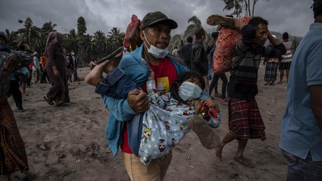 Tim Baret Rescue juga menemukan tiga jenazah yang masih di dalam truk pengangkut pasir yang tertimbun lahar erupsi Semeru.