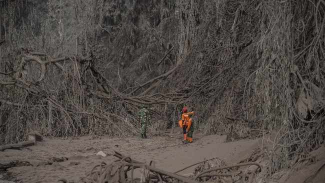 Status tanggap darurat bencana erupsi Gunung Semeru ditambah 14 hari di saat sembilan warga belum ditemukan.