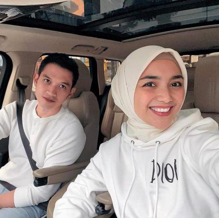 <p>Selain habiskan waktu dengan anak, Citra Kirana dan Rezky Aditya juga tak lupakan quality time mereka berdua. Mungkin, ini kunci mereka untuk tetap mesra dan romantis ya, Bunda? (Foto: Instagram @thereal_rezkyaditya)</p>
