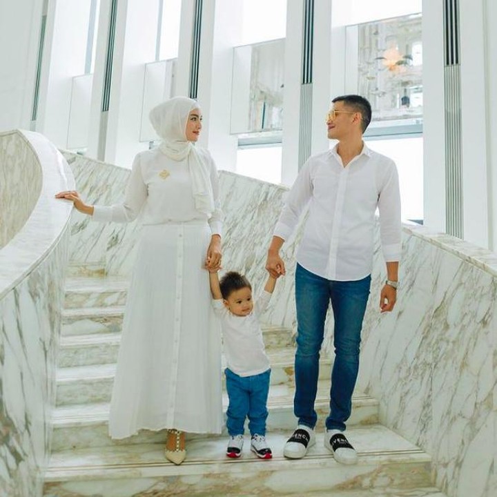 <p>Citra Kirana dan Rezky Aditya belum lama ini berbahagia dengan bertambahnya usia pernikahan mereka, Bunda. Mereka baru saja merayakan ulang tahun pernikahan mereka yang kedua. (Foto: Instagram @citraciki)</p>