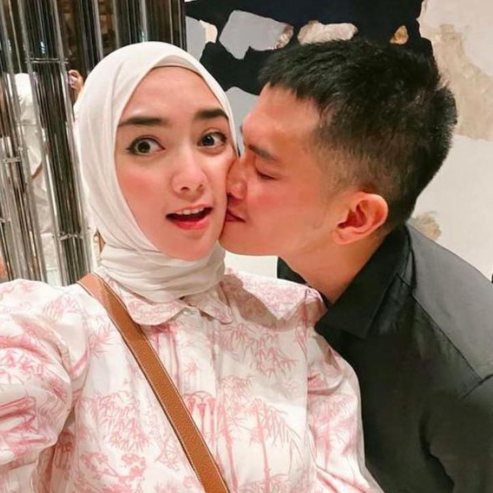<p>Citra Kirana juga berharap pernikahannya kelak dijauhkan dari orang-orang yang iri dengki. "Semoga semua ujian yang Allah kasih sama kita bisa kita lewatin bersama dengan ikhlas. aamiin. Intinya aku bahagia sama kamu <em>wk</em>, kadang bikin kesel <em>siihh</em> tapi yaudahlah <em>ga</em> ada hidup yang sempurna <em>kaan</em>..<em>luv you</em> papa athar!" tulisnya. (Foto: Instagram @citraciki)</p>
