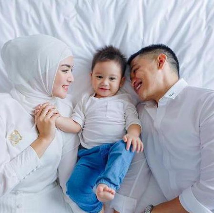 <p>Sementara, Rezky Aditya mengatakan dirinya hanya bisa terus bersyukur karena istri dan kehadiran Athar di sampingnya. (Foto: Instagram @thereal_rezkyaditya)</p>