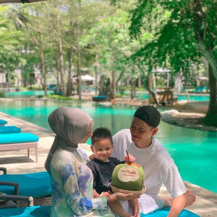 <p>Beberapa waktu lalu Rezky Aditya diterpa isu miring terkait masa lalunya. Namun, kehadiran Athar tampaknya membuat pernikahan mereka semakin kuat dan harmonis. (Foto: Instagram @thereal_rezkyaditya)</p>