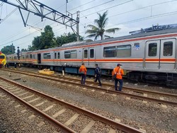 KRL Anjlok di Sudimara Tutupi Lintasan Sebidang, Pengguna Jalan Putar Balik