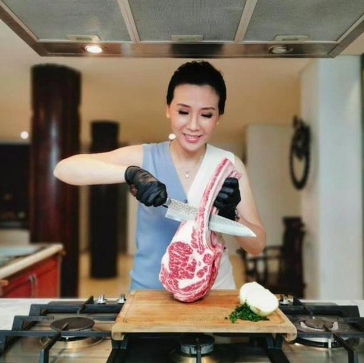 <p>Veronica Tan diketahui membuka usaha di bidang pangan yaitu Alpha Agro Indonesia yang menyediakan daging sapi wagyu. Usahanya itu sudah memiliki beberapa cabang di kota besar, di Indonesia. (Foto: Instagram @veronicatan_official)</p>