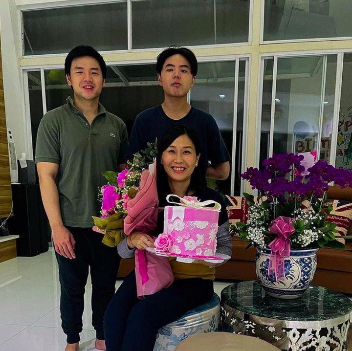 <p>Dalam foto yang dibagikan Nicholas Sean, terlihat Veronica Tan diberikan bunga dan kue berwarna pink di ulang tahunnya yang ke-44. Sementara Nicholas dan Daud berada di belakang ibunda. (Foto: Instagram @nachoseann)</p>
