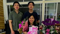 7 Potret Veronica Tan yang Baru Berulang Tahun, Diberi Kejutan oleh Anaknya