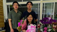 <p>Dalam foto yang dibagikan Nicholas Sean, terlihat Veronica Tan diberikan bunga dan kue berwarna pink di ulang tahunnya yang ke-44. Sementara Nicholas dan Daud berada di belakang ibunda. (Foto: Instagram @nachoseann)</p>