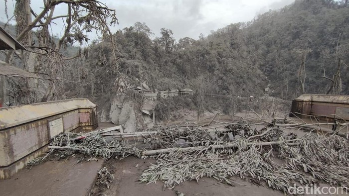 Jembatan Gladak Perak yang hubungkan Lumajang-Malang putus akibat erupsi Gunung Semeru. Warga pun berdatangan untuk melihat langsung kondisi jembatan itu.