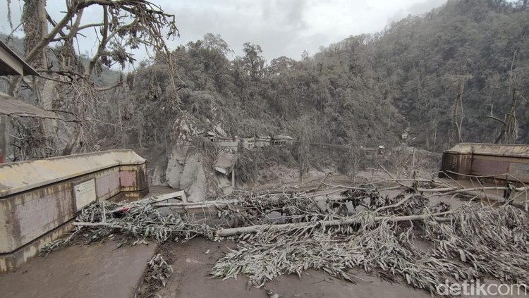 Jembatan Gladak Perak yang hubungkan Lumajang-Malang putus akibat erupsi Gunung Semeru. Warga pun berdatangan untuk melihat langsung kondisi jembatan itu.