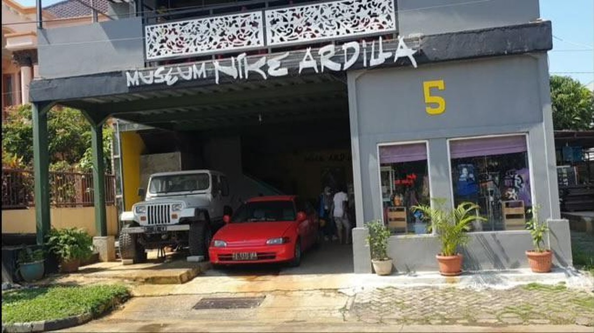 Museum Nike Ardilla sedang jadi perbincangan publik&comma; disana terdapat barang-barang hingga saksi bisu kecelakaan maut Nike&period; Yuk intip&excl;
