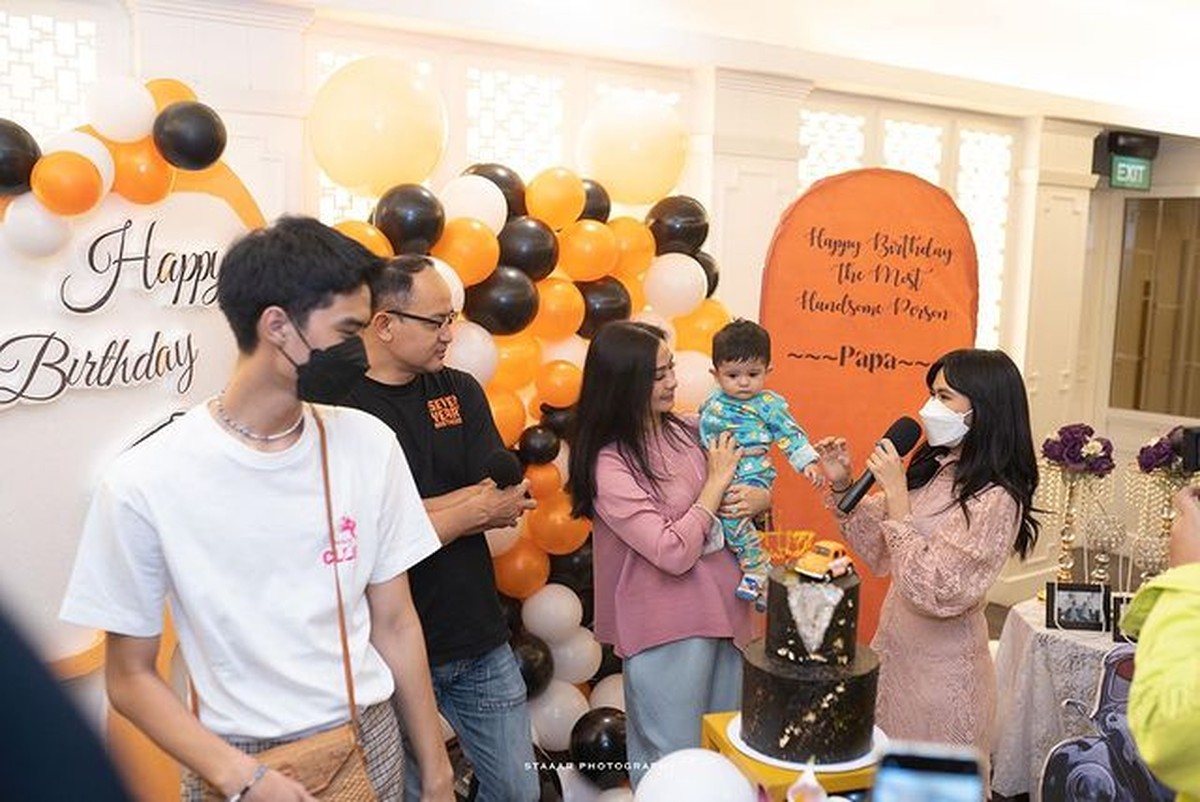 Iis Dahlia baru saja merayakan ulang tahun suaminya Satrio Dewanto yang berprofesi sebagai pilot&period; Yuk intip potretnya&excl;